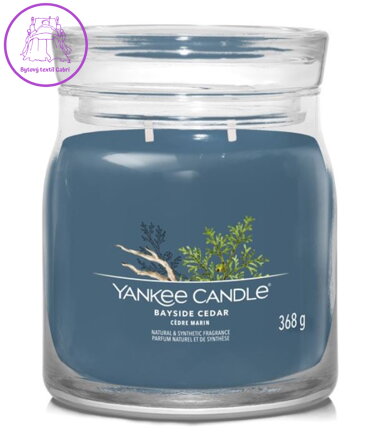 YANKEE CANDLE SIGNATURE STŘEDNÍ - BAYSIDE CEDAR 368g