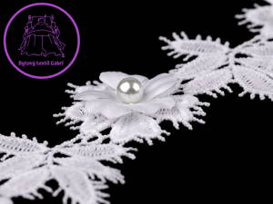 Vzdušná krajka 3D květ s perlou šíře 42 mm
