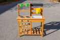 2Kids Toys Dřevěná zahradní kuchyňka s dřezem