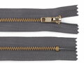 Kovový / mosazný zip šíře 4 mm délka 10 cm kalhotový