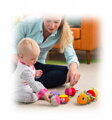 LAMAZE Housenka baby spojovací textilní na suchý zip pro miminko