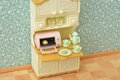 Sylvanian Families jídelna stůl s židlemi a kredencí nábytek doplněk k herním sadám