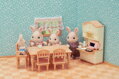 Sylvanian Families jídelna stůl s židlemi a kredencí nábytek doplněk k herním sadám