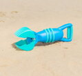HAPE Baby naběrač na písek modrá lžíce (bagr) plast