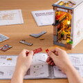 ROBOTIME Rolife DIY 3D Zarážka na knihy: Vinařská ulička s LED osvětlením 249 dílků