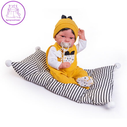 Novorozená panenka Pipo s velkým polštářem, 42 cm Novorozená panenka Pipo s velkým polštářem, 42 cm